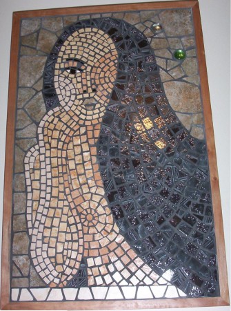 mujer en mosaico colores tierra $ 85.000.-